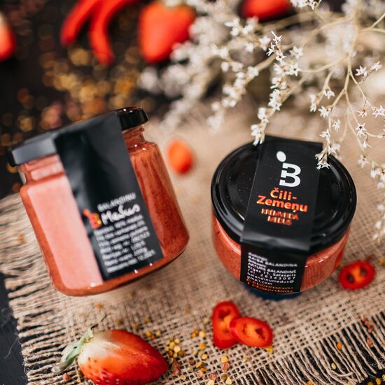 Čili-zemeņu krēmveida medus